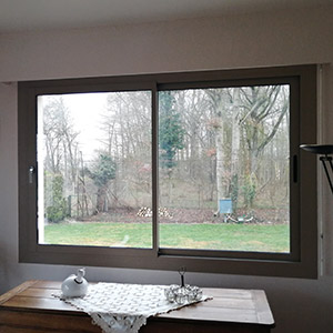 Fenêtres avec coulissant en aluminium pour une durée de vie renforcée.