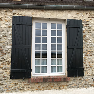 Dans le Vexin, ce style de fenêtre s'adapte aux maisons en pierre.