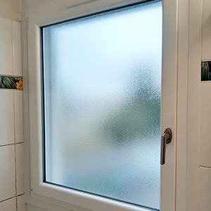 Pose d'une fenêtre dans une salle de bain
