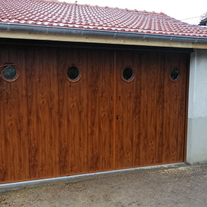Double porte de garage modèle Sposa de couleur chêne.
