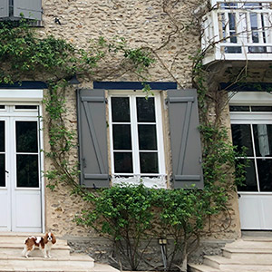 Dans le Vexin, comme à Drocourt, Breuil ou La Roche Guyon, faites poser des volets traditionnels.