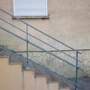 La pose d'une rampe d'escalier permet plus de sécurité.