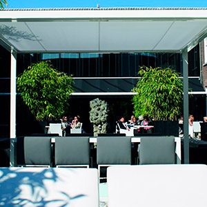 Cette pergola est adaptée pour les restaurant et les brasseries installées sur des trottoirs.
