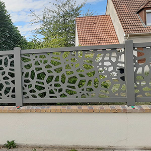 Voici une clôture originale installée par un artisan des Yvelines.