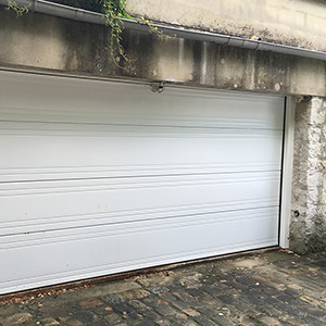 Installateur de grande porte sur-mesure pour un garage de particulier.