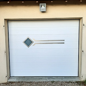 Porte de garage Activa certifiée A2P pour une meilleure solidité et une résistance testée.