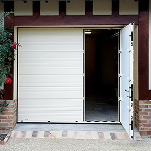 Cette porte de garage très pratique a été installée dans le Vexin par Clément de Freneuse.