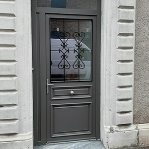 Très beau modèle de porte d'entrée avec grille en fer forgé : Quartz.