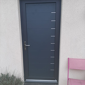 Un artisan des Yvelines a posé cette porte d'entrée en aluminium.