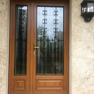 Les portes d'entrée traditionnelles peuvent recevoir des gillles de sécurité décoratives en fer forgé.
