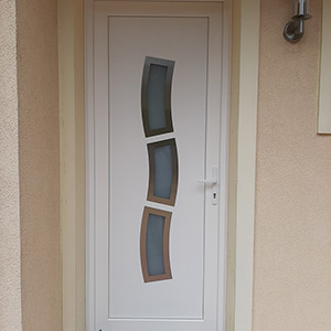 Porte d'entrée blanche design avec parties vitrées.