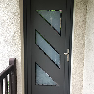 Découvrez les portes d'entrée mixtes : aluminium + PVC. 