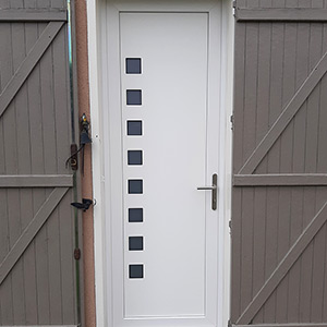 La porte est protégée par une paire de volets pour une meilleure sécurité.
