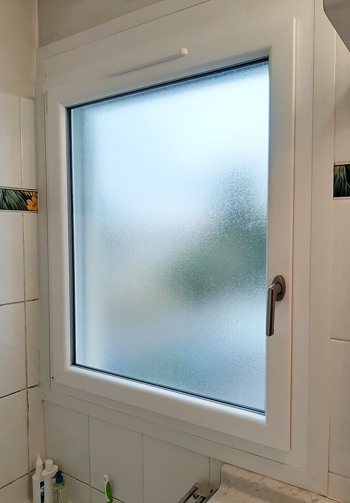 Fenêtre PVC — salle de bain