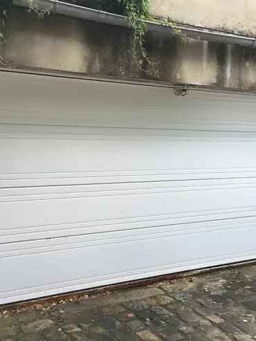 installateur-grande-porte-sectionnelle-plafond-blanche