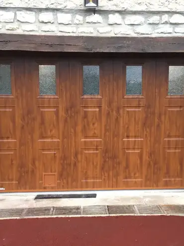 porte-garage-style-traditionnel-chene-dore-imitation-bois