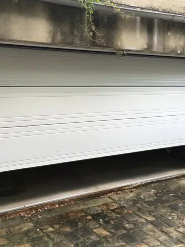 porte-ouverture-vers-plafond-bandes